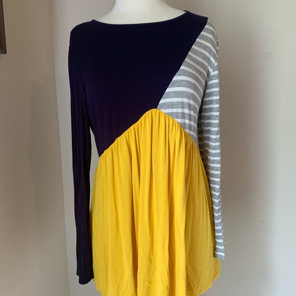 Color Spliced Tunic - Picture 3 of 7